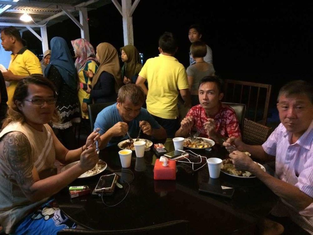 Marina Bay Resort & Restaurant Kampung Genting Екстер'єр фото