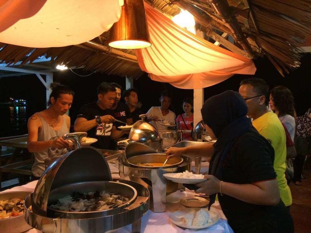 Marina Bay Resort & Restaurant Kampung Genting Екстер'єр фото
